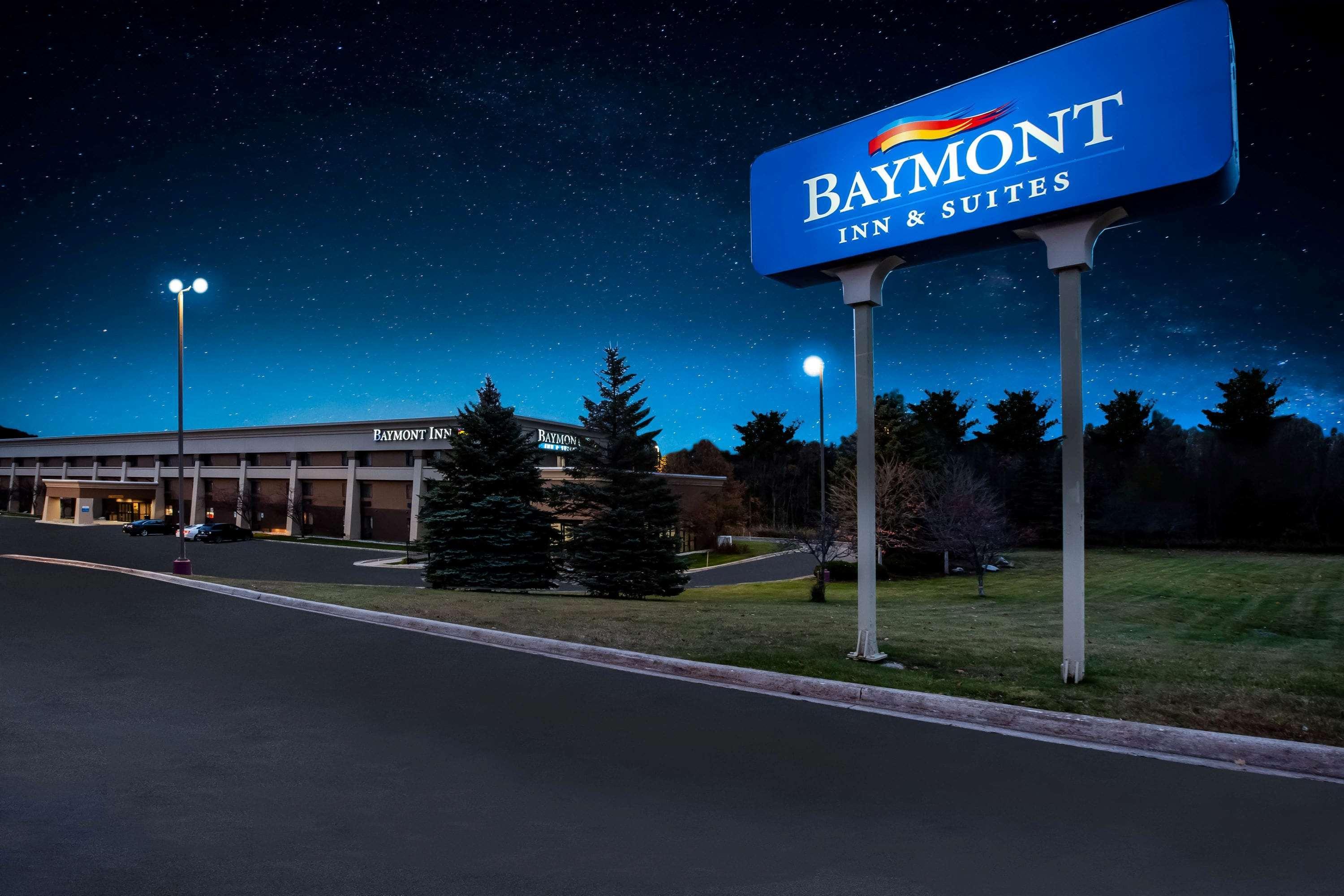 Baymont By Wyndham Traverse City Exterior photo